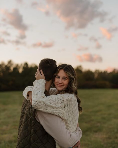 Casual Couple Photoshoot Indoor, Couple Photoshoot Poses Plus Size, Boyfriend Girlfriend Photoshoot, Cute Couple Photoshoot Poses, Couple Field Photoshoot, Relationship Poses, Fall Couple Photos, Fall Couple, Cute Engagement Photos