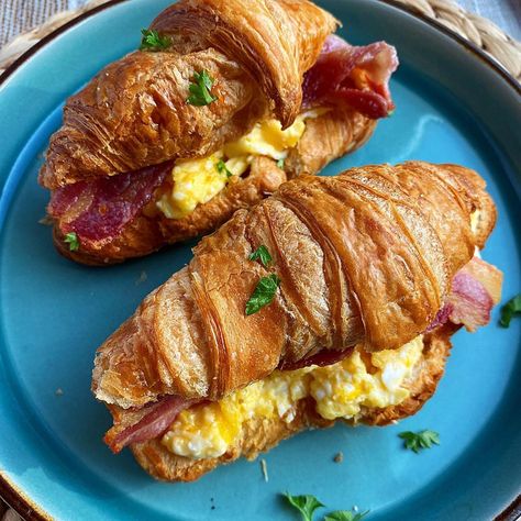 Croissant Recipe Breakfast, Croissant Breakfast Ideas, Bacon Egg And Cheese Croissant, Egg Croissant, Metro Kitchen, Filled Croissants, Croissant Breakfast Sandwich, Breakfast Croissant, Egg And Bacon