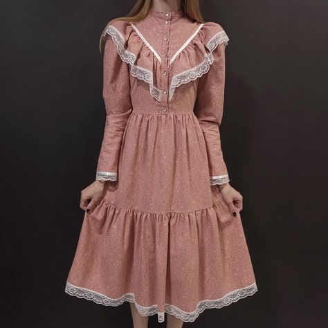 Anne With An E Wardrobe, 1800s Casual Dress, Late 1800s Dresses Casual, Pink Edwardian Dress, 1900s Dresses Casual, Anne With An E Inspired Outfits, Anne With An E Style, Anne With An E Fashion, Anne With An E Clothes