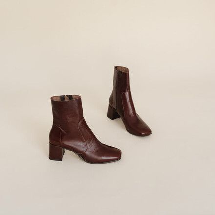 Bottines à talon Femme #JonakGirls par Camille Witt | Jonak Platform Boots Outfit, Thick Heels Pumps, Women Heel Boots, Unique Models, Booties Outfit, Brown Leather Ankle Boots, Leather Moccasins, 2023 Collection, Brown Leather Boots