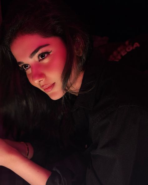 Balck Dp Gril, Black Dp Girl, Attitude Girls Dp, Girls Dpz Stylish, Stylish Girl Dp, Attitude Pic, Boyfriend Girlfriend Pictures, Best Fb Profile Pic, Stylish Dpz