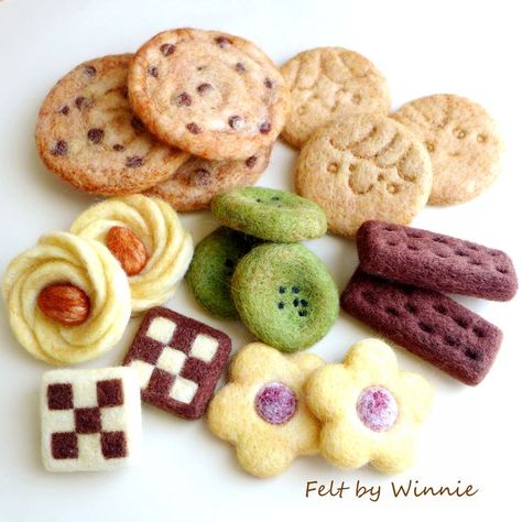 Needle Felted Play Food, Felt Sweets, Felted Fruit, Diy Merch, Choco Biscuit, Choco Chip Cookies, Felt Fruit, Wool Dolls, Kids Playroom Decor