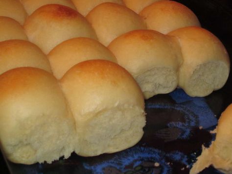 Simple Yeast Rolls ~ We made these for dinner tonight and they were amazing! Salt Bread, Easy Yeast Rolls, Yeast Rolls Recipe, Pane Dolce, Biscuit Rolls, Yeast Rolls, Homemade Donuts, Sugar Eggs, Bread Machine Recipes