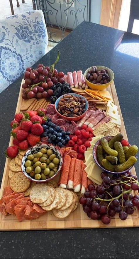 Charcuterie Board Meats, Party Food Buffet, Charcuterie Inspiration, Party Food Platters, Charcuterie And Cheese Board, Charcuterie Recipes, Stovetop Potpourri, Orange Garland, Think Food