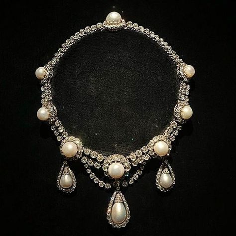 Benoit Repellin on Instagram: "Lovely to be in Copenhagen and see the jewels of Queen Margrethe of Denmark which are exhibited to celebrate her jubilee and 50 years on the throne. With the passing of Queen Elizabeth, Queen Margrethe became the last reigning Queen in the world and the longest monarch in exercise. . Natural pearl and diamond necklace, 19th century. Presented to Queen Lovisa by Isma’il Pasha, the Khedive of Egypt, as a wedding present in 1869. The Queen describes this necklace (tog Elizabeth Queen, Queen Margrethe Ii, Pearl And Diamond Necklace, Wedding Present, The Throne, Royal Jewels, Natural Pearl, Crown Jewels, Antique Jewellery