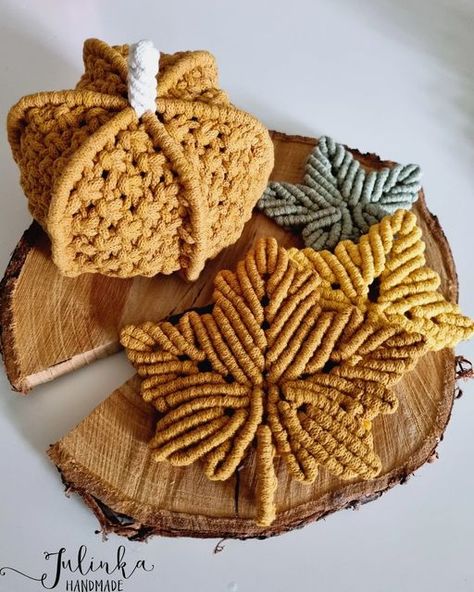 Macrame Pumpkin Coaster, Macrame Fall Leaves, Macrame Pumpkin Wreath, Macrame Turkey, Macrame Autumn Decor, Macrame Fall Projects, Macrame Pumpkin Diy, Thanksgiving Macrame, Fall Macrame Ideas