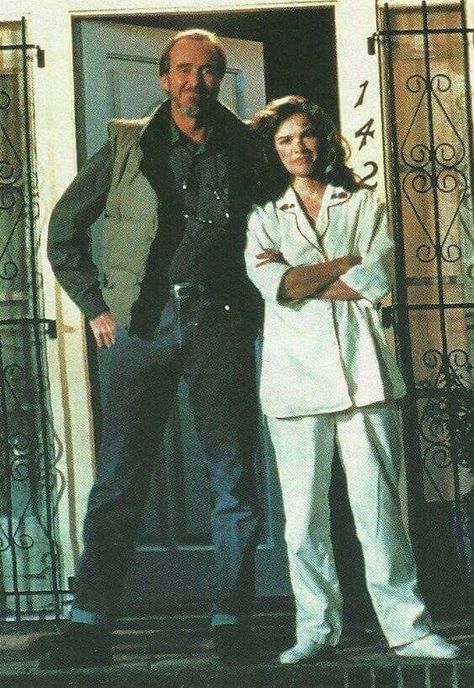 Wes Craven and Heather Langenkamp on the set of A Nightmare On Elm Street (1984). Wes Craven Movies, Heather Langenkamp, Street Film, Wes Craven, New Nightmare, Horror Series, Deleted Scenes, Movie Club, Slasher Film