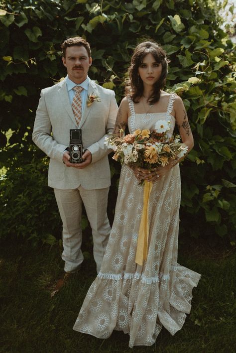 This Retro-Inspired Elopement Features a Psychedelic Backdrop and Other Must-See 70s Themed Details | Green Wedding Shoes American Gothic Wedding, 70s Wedding Aesthetic, Retro Wedding Aesthetic, Granola Wedding, January Photoshoot, Fleetwood Mac Vinyl, Retro Elopement, Anderson Aesthetic, Retro Wedding Theme