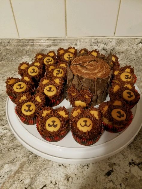 Buffalo plaid lumberjack cupcakes with vanilla wafer bears and a stump cake Buffalo Plaid Cupcakes, Buffalo Cupcakes, Plaid Birthday Cake, Lumberjack Cupcakes, Boy Scout Cake, Bday Cupcakes, Lumberjack Christmas, Buffalo Plaid Birthday, Stump Cake