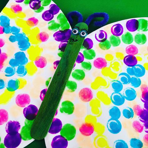 Create Paper Plate Butterflies with Dot Markers - Glitter On A Dime Diy Summer Camp, Preschool Craft Activities, Dragon Fly Craft, Cute Paper, Tree Craft, Cheap Crafts, Dot Markers, Paper Plate Crafts, Diy Summer