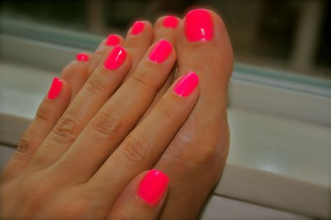 Beachy Dip Powder Nails, Down South Nails, Nail Color For Beach Vacation Summer, Hot Pink Toes Nails, Neon Pink Toe Nails, Pedicure Ideas Summer 2024 Pink, Pink Toe Nails Ideas, Beach Nails Coral, Bright Pink Toe Nails