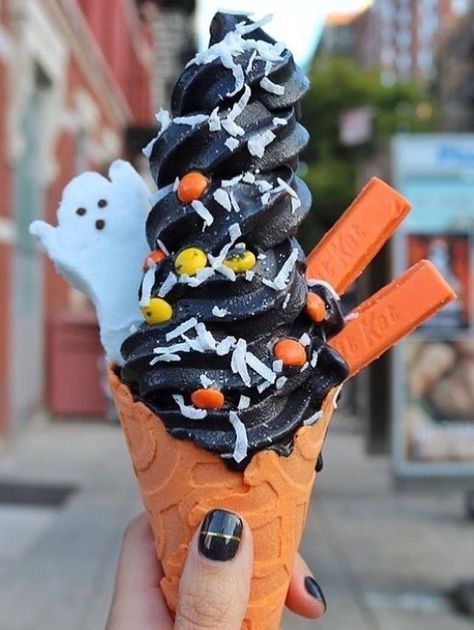 Halloween ice cream, black ice cream. Black Ice Cream, Halloween Ice Cream, Vanilla Frozen Yogurt, Spooky Food, Fall Snacks, Halloween Sweets, Cream Aesthetic, Pumpkin Picking, Ice Cream Popsicles