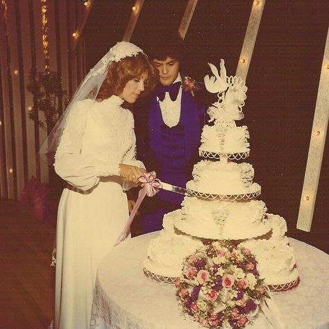 Donny and Debbie Osmond's wedding, May 8, 1978 Debbie Osmond, Celebrity Wedding Photos, 70s Wedding, 1970s Wedding, 80s Celebrities, Osmond Family, Donny Osmond, Vintage Wedding Photos, Anniversary Wishes