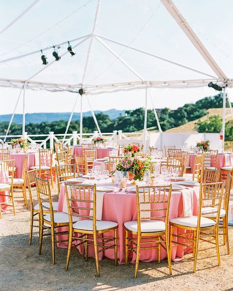 Pink Table Linens Wedding, Round Table For Wedding, Pink Round Table, Round Tables Wedding, Round Table Seating, Round Table With Chairs, Wedding Round Table, Food Backdrop, Western Ceremony