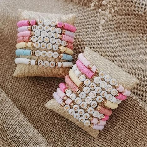 Bracelet in heishi pearls. Possibility of customization (colors and text) Bracelet Heishi, Bead Buddies, Heishi Jewelry, Candy Bracelets, Business Jewelry, Heishi Bracelets, Clay Bracelets, Clay Bead Necklace, Girls Bracelet