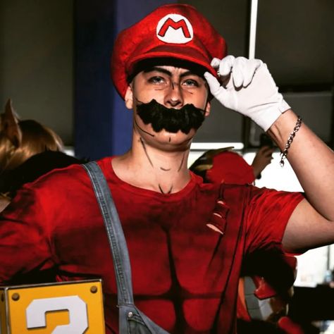 Cosplay It's me Mario Mario Ideas, Mario Cosplay, Fantasias Halloween, Top Tier, Mario, Halloween, Quick Saves