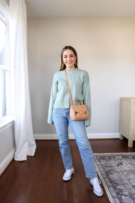 Straight Jeans Outfits, Blue Tee Outfit, Petite Fashion Winter, Jeans For Winter, Expensive Jeans, Fashion Winter Outfits, Straight Jeans Outfit, Jag Jeans Woman, Celebrity Casual Outfits