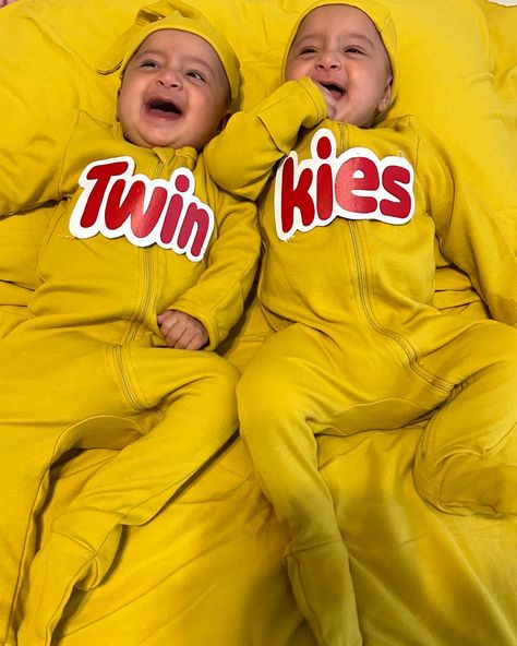 Cute and easy twin halloween costume! Twin Baby Costumes, Twin Halloween, Twin Day, Twin Halloween Costumes, Baby Costume, Baby Costumes, Twin Babies, Halloween Costume, Twins