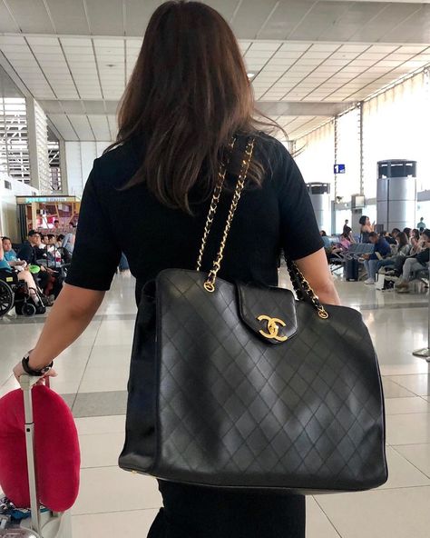 EmptyL on Instagram: “STrolling at the airport with my Chanel travel bag... obviously, hubby doesn’t have a monopoly of big bags. 🤣🤣🤣❤️😘😘 • • • • • #chanelbag…” Luxury Travel Bag, Travel Chic, Luxury Backpack, Deleware Travel, Guyana Travel, Longchamp Travel, Expensive Jewelry Luxury, Mom Bags, Beijing Travel