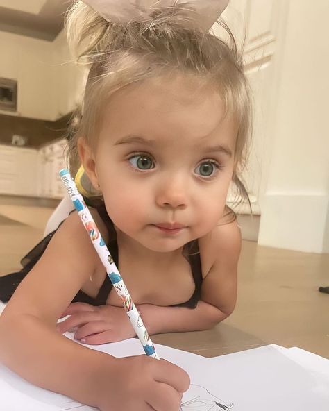 Halston Blake on Instagram: “Her eyes melt me🥺 - - - - - - [#halstonblake #halstonblakefisher #halstonfisher #fishfam #madisonfisher #kylerfisher #taytumandoakley…” Halston Fisher, Taytum And Oakley, Birthday Surprise Party, Family Goals, Her Eyes, Girls Characters, Birthday Surprise, Future Kids, Rose Buds