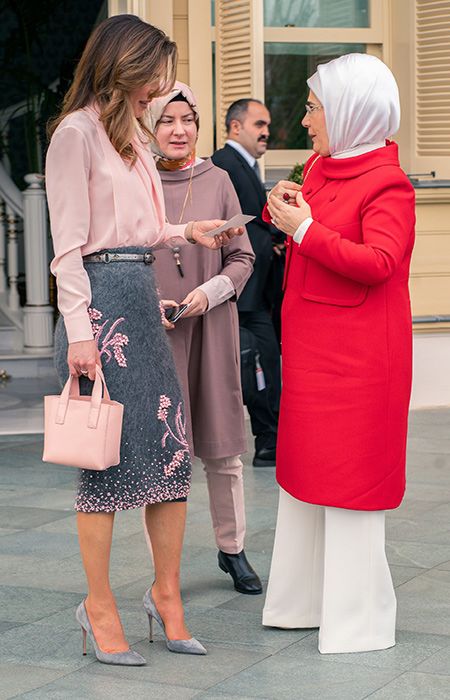 Baby Pink Blouse, Coral Outfit, Elegant Dressing, Queen Rania, Look Retro, Watch Photo, Royal Outfits, Royal Style, Style Watch