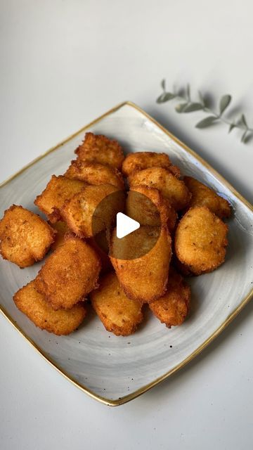 Claritza Gomez | Recetas Fáciles | Cocina | Comida on Instagram: "Arepitas de Yuca , las favoritas de mi familia. Cuéntame, ¿Cuenta te comerías? Guarda y comparte esta receta❤️ INGREDIENTES ⬇️ 2 Lbs de Yuca guayada o rayada 1 Cda de Azúcar 1 Huevo 1 Cda de Anis Dulce 2 Cdas dé Mantequilla Sal al gusto NOTA: puedes agregar dos o tres cucharadas de leche si necesita más húmeda. INGREDIENTS⬇️ 2 lbs of guayada or striped yucca 1 Tbsp Sugar 1 egg 1 Tbsp Sweet Anise 2 Tbsp Butter salt to taste NOTE: you can add two or three tablespoons of milk if you need more moisture. No Olvide 👉Guardar la receta ✅Dar a seguir ❤️Dar a Me Gusta 👉Compartir el video #cocinandoconclaris #recetas #comida #recetasfaciles #arepitasdeyuca #yuca #arepitasdeyucadominicanas" Dominican Cake, Puerto Rican Dishes, Huevos Fritos, January 22, Puerto Rican, 1k Views, You Can, 1 Egg, Cake