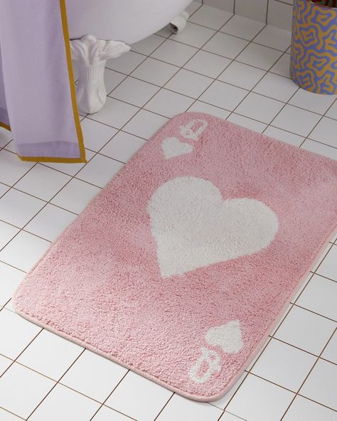 Urban Outfitters Home (@urbanoutfittershome) • Instagram photos and videos Dorm Bathroom, Dream Dorm, Cute Bath Mats, Uo Home, Pink Bathroom, Everything Pink, Bathroom Mats, Queen Of Hearts, Dorm Decorations