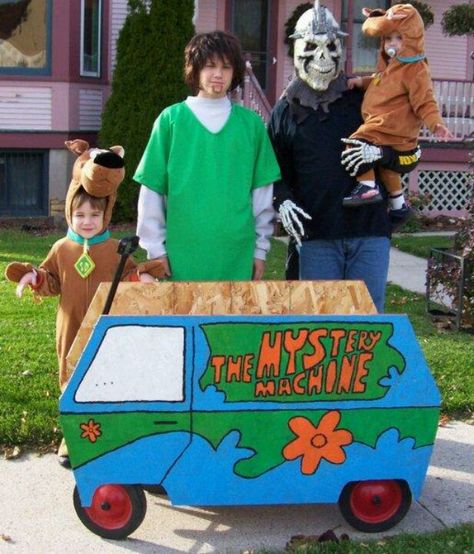 Our Family Halloween Theme in 2009. The wagon was transformed into the "Mystery Machine"... Left to right Scooby Doo, Shaggy, The GGGG-Ghost, and Scrappy Doo! (I was a witch, but we all know that "moms" rarely make it into the photos... Cuz we are TAKING THEM!) Wagon Floats, The Mystery Machine, Scooby Doo Halloween, Halloween Camping, Scrappy Doo, Mystery Machine, Group Halloween Costumes, Trunk Or Treat, Family Halloween Costumes