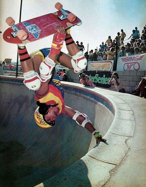 |"El Gato" Eddie Elguera| ✋ #handplant #elgato #eddieelguera #elguera #skate #skaters #skatepark Skateboard Images, Skateboarding Aesthetic, Skateboard Photos, Cruiser Boards, Skateboard Pictures, Old School Skateboards, Skate Photos, Skate And Destroy, Santa Cruz Skateboards