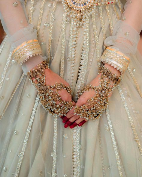 Mehendi Lehenga, Lehenga Bride, Bridal Jewelry Sets Brides, Indian Wedding Jewelry Sets, Pakistani Bridal Jewelry, Perhiasan India, Indian Bridal Jewellery, Pakistani Clothes, Latest Bridal Dresses