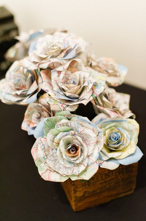 Paper roses Travel Theme Bridal Shower, Map Crafts, Diy Flores, Fleurs Diy, Travel Theme Wedding, בר מצווה, Wedding Deco, Travel Themes, Wedding Themes