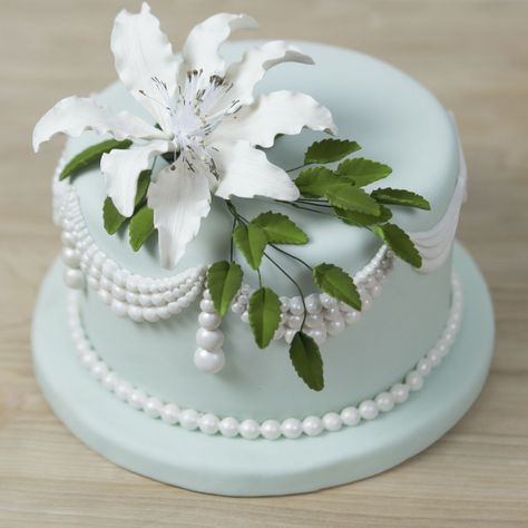 Global Sugar Art Shrine Lily Sugar Cake Flowers Spray White, 1 Count by Chef Alan Tetreault Toppers White Lily Cake, Lily Birthday Cake, Lily Cake, Royal Icing Flowers, Icing Flowers, Cake Flowers, Pastry Art, Sugar Cake, White Lily