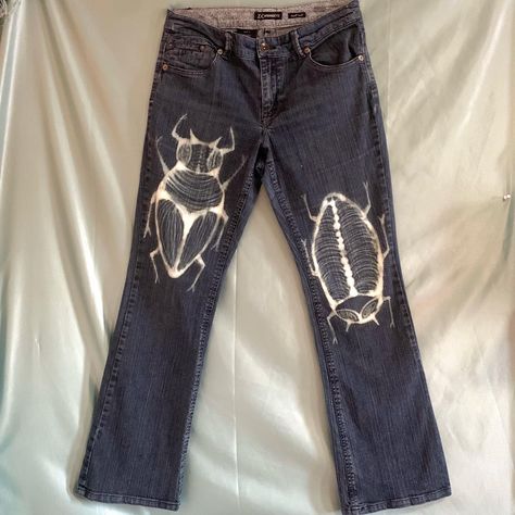 Grunge Bleached Jeans, Bleach Patterns On Jeans, Insecticide Nirvana, Bleach Painting Denim, Bleach Paint Pants, Bleach Painting On Clothes, Painting A Shirt, Bleach Pattern Jeans, Cool Painted Jeans