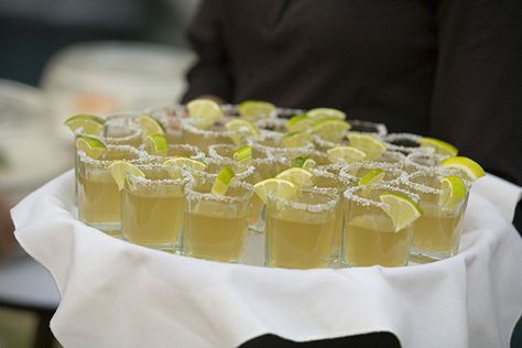 Adorable Little Margarita Shots for Fiesta, or a Mexican or Spanish Themed Party! Love this! Spanish Party Aesthetic, Mexican Party Aesthetic, Margarita Shots, Spanish Themed Party, Tex Mex Party, Mexican Dinner Party, Spanish Dinner, Spanish Party, Aesthetic Dinner