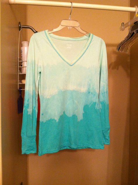 Christmas Surprise Tutorial - Ombre Bleach Tee Bleach Shirt Diy, Christmas Tutorial, Shirt Crafts, Cool Experiments, Diy Tie Dye Shirts, Shirt Tutorial, Ombre Shirt, Merry Christmas Gift, Christmas Surprise