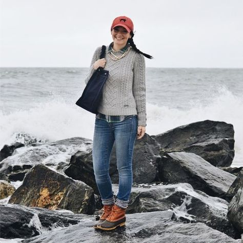 Fall style. Carly looks great in her #LLBean #BeanBoots via The College Prepster blog #NYC Ll Bean Outfit, Bean Boots Outfit, Rainy Fashion, Llbean Boots, Camping Outfit Fall, 1m Dollars, Duck Boots Outfit, Styling Boots, Preppy Wardrobe