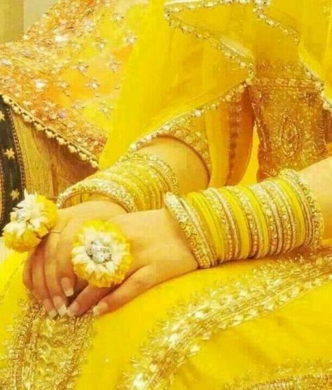 Ditch The Monotony Of Red With These Quirky Bridal Chooda Colors Mehndi Bridal, Mehndi Dresses, Bridal Chura, Colorful Bangles, Indian Bridal Wear, Bangles Indian, Bridal Bangles, Bangles Jewelry Designs, Indian Wedding Photography