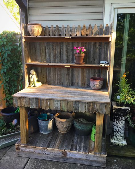 Projects With Leftover Wood, Wood Fence Planter Ideas, Repurposed Wood Fence Panels, Fence Boards Projects, Old Fence Panels Ideas, Diy Old Fence Wood Projects, Repurposed Fence Boards Diy, Crafts Made From Fence Pickets, Left Over Wood Uses