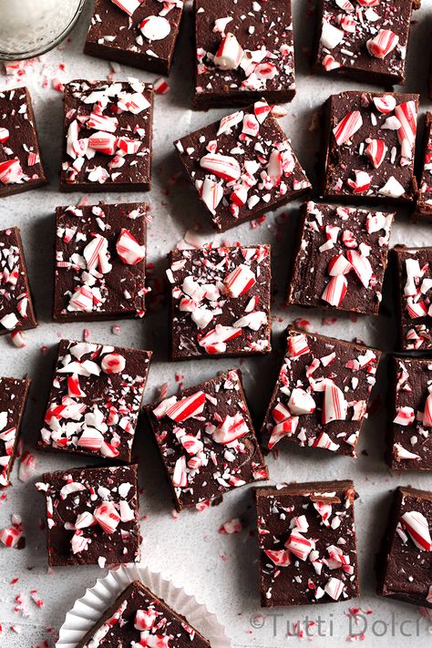 Filled with the rich flavors of the holidays, this simple and delicious homemade peppermint mocha fudge makes a festive holiday treat! Kalejunkie Recipes, Homemade Peppermint Mocha, Mocha Fudge, Marshmallow Fudge, Peppermint Recipes, Peppermint Fudge, Peppermint Marshmallows, Peppermint Brownies, Peppermint Candy Cane