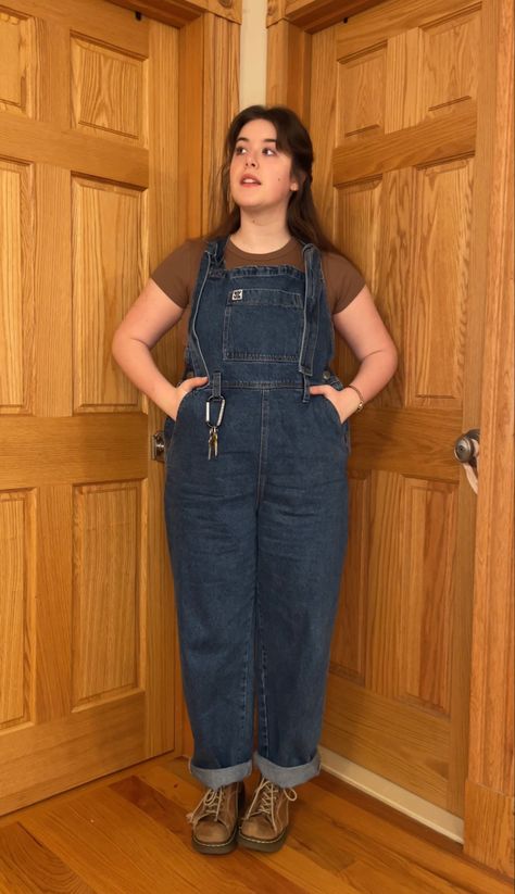 Overalls On Curvy, Overall Midsize, Overalls Midsize Outfit, 80s Inspired Outfits Plus Size, Earthy Aesthetic Outfits Plus Size, Overall Plus Size Outfit, Overalls Plus Size Outfit, Overalls Outfit Summer Plus Size, Overalls Midsize