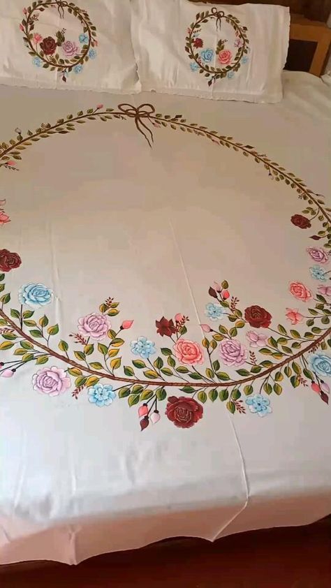 Handmade Bed Sheets, Diy Bed Sheets, Bed Sheet Painting Design, Fabric Colour Painting, Printed Bedsheets, Bed Cover Design, Designer Bed Sheets, Fabric Paint Diy, Painting Flowers Tutorial