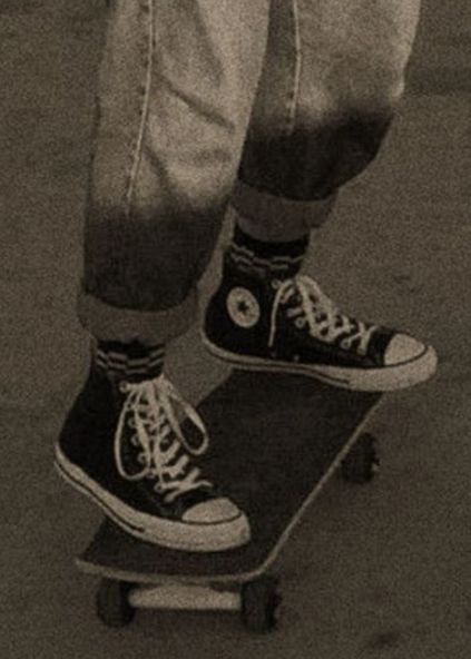 Skater Core, Skater Girl Aesthetic, Skateboarding Aesthetic, Skate Vibes, Converse Aesthetic, Skateboard Aesthetic, Skater Vibes, Skateboard Photography, Michelle Trachtenberg