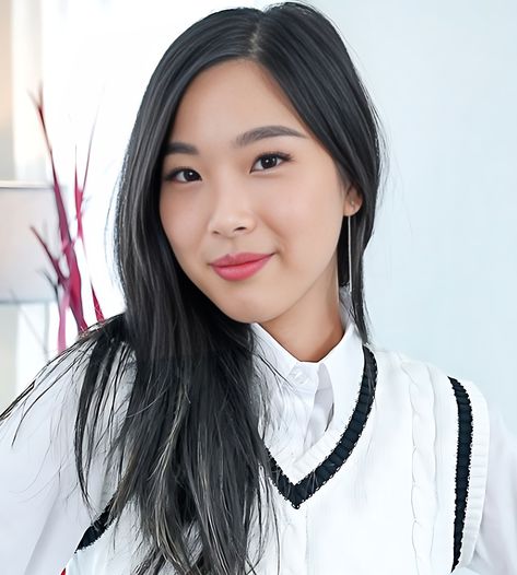 Elle Lee, Aesthetic Asian, Celebrity Actress, Model Selfie, Asian Skincare, Women Aesthetic, Fashion Landscape, Natural Women, Asian Celebrities