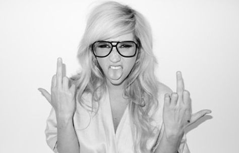 Gallery: 50 Pictures of Musicians Giving The Middle Finger ... Kesha Style, Terry Richardson Photos, Old Hipster, Kesha Rose, Terry Richardson, Hipster Man, Kesha, Girl Crushes, Girl Crush