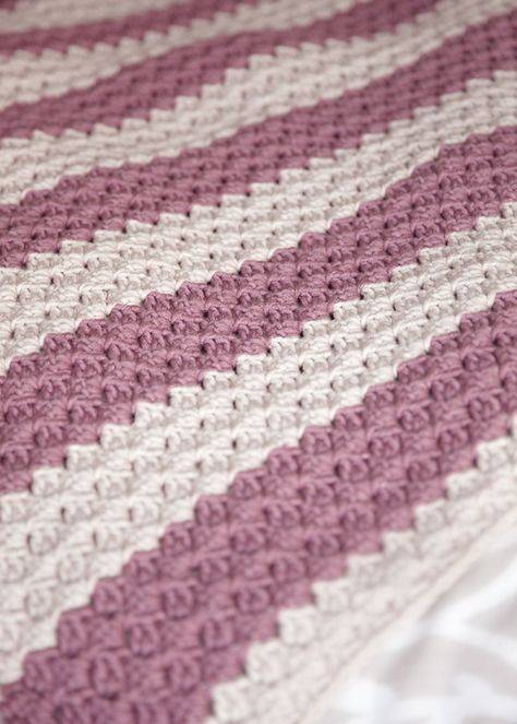 This blanket is one of those instant gratification projects you may be looking for. The progress is truly easy to notice considering it’s made in a gorgeous bulky yarn. This gorgeous Free Chunky Crochet Throw Pattern by Leelee Knits uses the Dutchess Lace Stitch. I decided to take on a larger project and create a … Chunky Crochet Throw Pattern, Chunky Crochet Throw, Crochet Throw Pattern, Crocheted Blanket, Crochet Afgans, Crochet For Beginners Blanket, Instant Gratification, Crochet Blanket Afghan, Shell Stitch