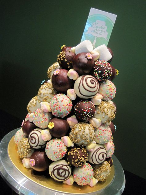 Cake Pop Tower by Sliceofcake on DeviantArt Chocolate Covered Strawberry Birthday, Chocolate Covered Strawberry Tree, Graham Balls, Cake Pop Tutorial, Donut Tower, Oreo Balls, Strawberry Birthday, Cake Pops How To Make, Chocolate Covered Strawberry