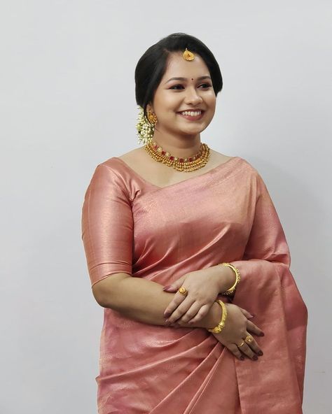 Pink Saree Silk, Simple Saree Blouse Designs, Bride Sarees, Peach Color Saree, Kasavu Saree, Saree Kanchipuram, Christian Bride, Indian Bride Makeup, Kerala Bride