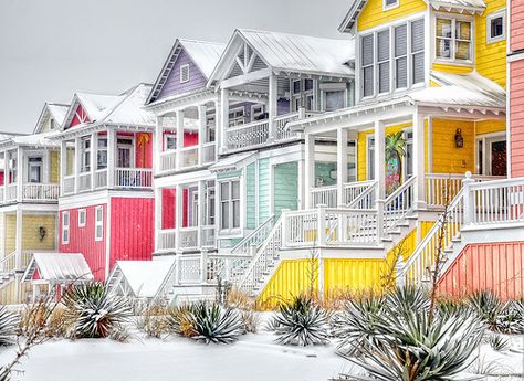 Snowy Beach, Peaceful Images, Colorful Beach House, Colorful Houses, Pintura Exterior, Tropical Home Decor, Beach Homes, Coastal Lifestyle, Beach Huts