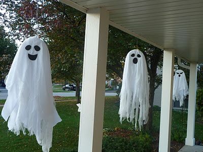 Great project with the kids.  From Sometimes Creative Yard Ghosts, Dollar Store Halloween Diy, Dulceros Halloween, Ghost Diy, Hanging Ghosts, Ghost Light, Dollar Store Halloween, Halloween Decorations Diy Outdoor, Adornos Halloween