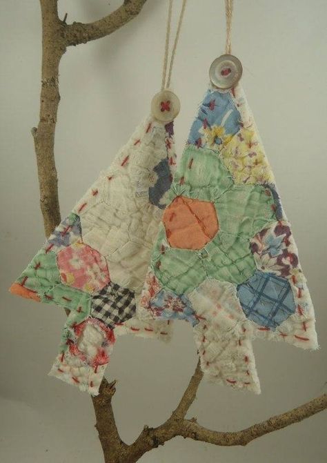 Old quilt repurposed into keepsake ornaments!!! Upcycled Christmas Tree, Quilt Ornaments, Upcycled Christmas, Christmas Tree Hanging, Quilted Ornaments, Quilted Christmas Ornaments, Navidad Diy, Old Quilts, Vintage Quilt